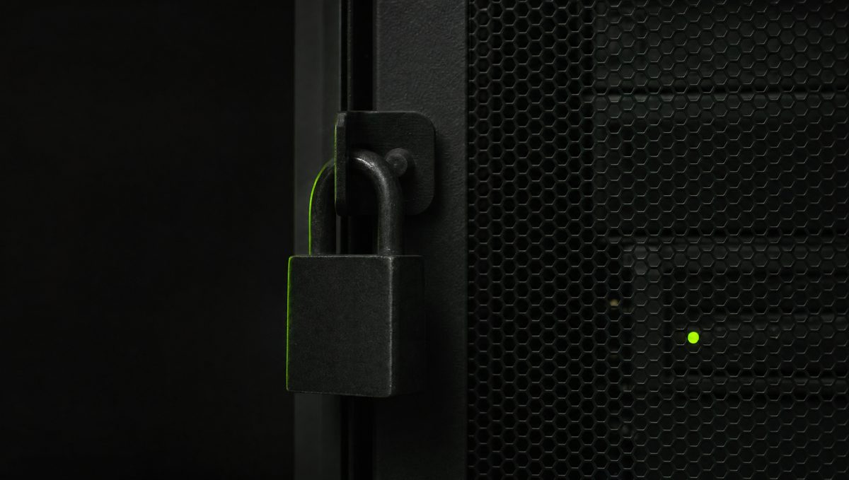 Vorhängeschloss an einer Serverschranktür